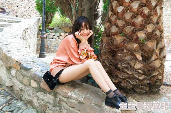 把舌头伸进她的腿间花缝里，感受那份温柔与热情交织的瞬间，仿佛时间在此刻静止