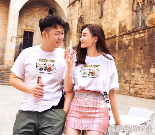 美女扒开大腿让男人捅，现场气氛火热引发众人围观，网友纷纷评论热烈讨论背后的故事与情感纠葛