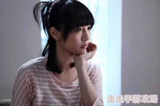 偷窥末发育娇小XXX，意外发现她的秘密生活与成长历程，令人惊叹的变化和背后的故事！