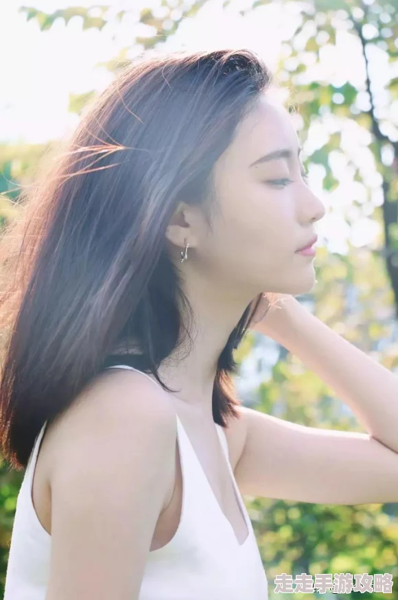 白校花扒腿甜美，校园生活中的青春故事与成长烦恼交织，展现了年轻人的纯真与勇敢追梦的精神