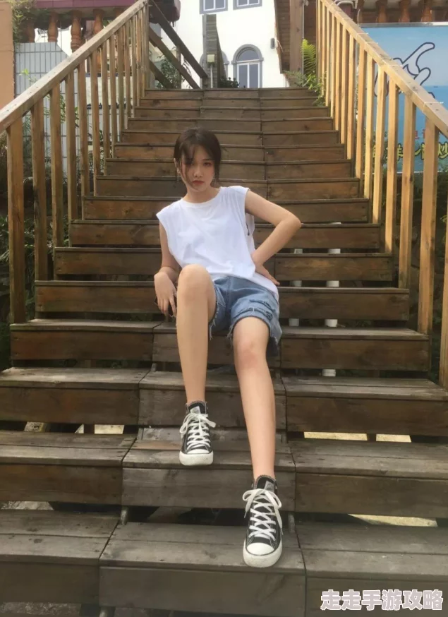 白校花扒腿甜美，校园生活中的青春故事与成长烦恼交织，展现了年轻人的纯真与勇敢追梦的精神
