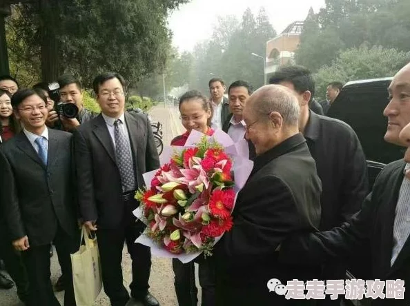 老师露出？？让学生玩视频，课堂氛围轻松愉快，师生互动频繁，引发热议与讨论，教育方式引人关注