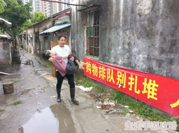 老太婆：她的生活故事引发了社区的关注，志愿者们纷纷前来帮助，温暖人心的瞬间不断上演