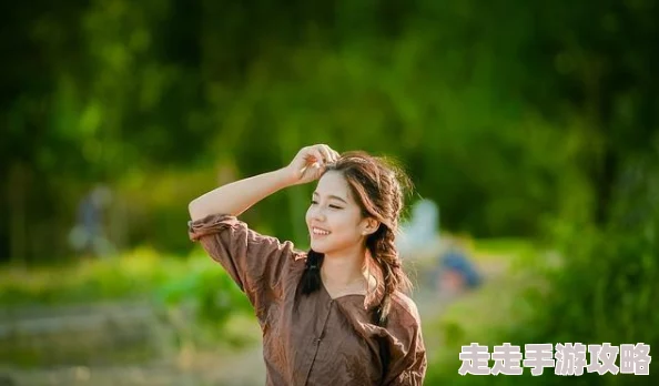小莹回乡下性放纵，意外邂逅旧爱，两人重燃激情，乡村生活变得火热而复杂