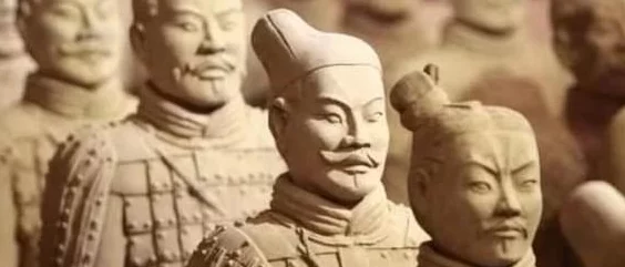 秀英和泥瓦工在破庙里意外发现千年古卷，揭开失落文明的神秘面纱！