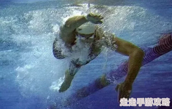打开腿吃你的下面的水，感受前所未有的快感与刺激，释放内心深处的欲望与激情，让身体和灵魂一起舞动