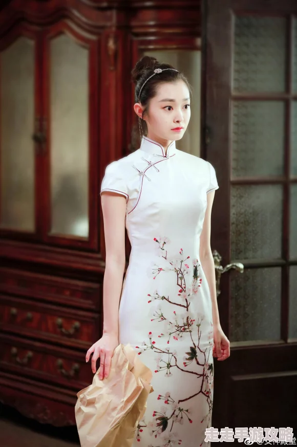 梁佳芯旗袍平面拍摄现场：华丽服饰与绝美风景交融，展现东方女性的独特魅力！