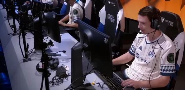 CSGO暴躁XXX666：玩家因失误怒摔键盘，引发连锁反应，直播间瞬间沦为混战现场！