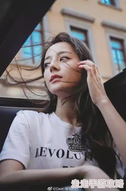 日本美女一区二区：最新时尚潮流与美妆技巧分享，展现独特魅力与风格的完美结合