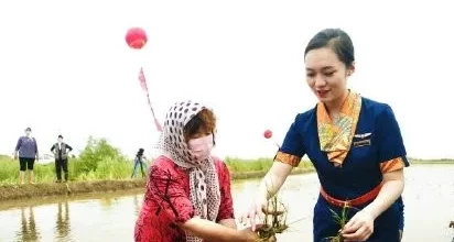 空少被猛男双龙GⅤ2022，惊现新动态：热辣视频引发网友热议与讨论，背后故事令人瞩目！