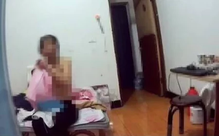 偷窥wc嘘嘘网友认为这种行为极其不道德，侵犯他人隐私，应该加强公共场所的监控和管理，以保护个人安全