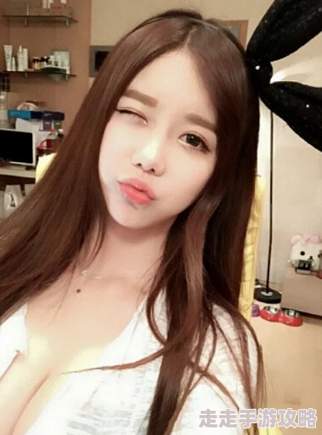 美女胸部(不遮挡)照片引发热议网友纷纷评论称美丽与艺术的结合让人惊叹你怎么看待这种表现形式