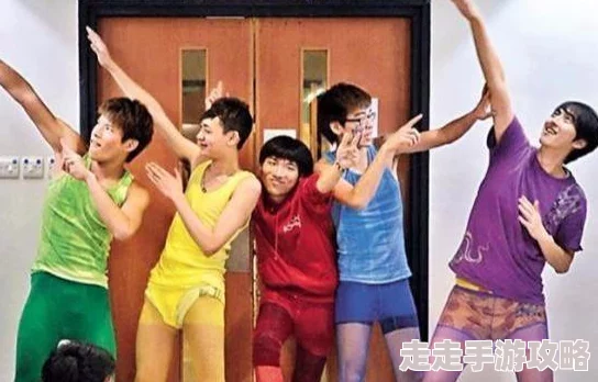 两个男生脱了内裤互摸j，这是一种探索身体的好奇行为